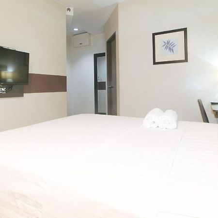 Lorenzzo Suites Hotel Makati City Exterior photo